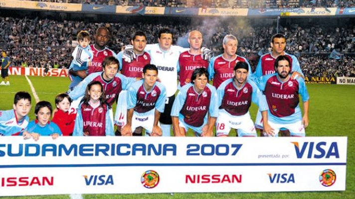 Formación de Arsenal en la Final de la Sudamericana 2007, con 'Papu' Gómez abajo a la izquierda | pasionfulbo.net