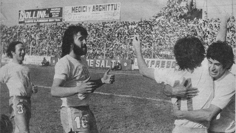 Ricky Villa (10) vistiendo la de Atlético Tucumán (1974-77) | El Tucumano